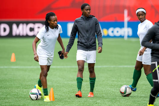 Nigerias Perpetua Nkwocha och Asisat Oshoala
