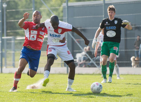 Assyriskas Jimmy Dixon och Höganäs Solo Hammar i matchen