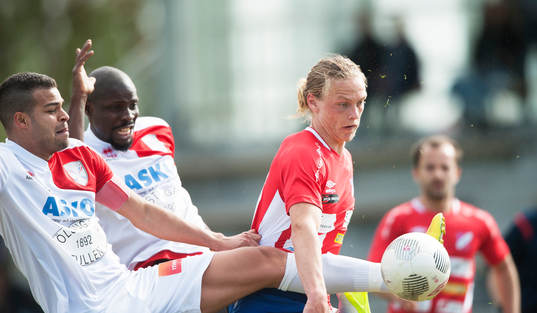 Höganäs Måns Carlsen och Assyriskas Johan Friberg och Jimmy Dixon i matchen i division 2 Västra Götaland mellan Höganäs BK och Assyriska BK i Höganäs 7 juni 2015.