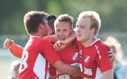Höganäs Fredrik Svanbäck har gjort 2-0 och grattas i matchen i division 2 Västra Götaland mellan Höganäs BK och Assyriska BK i Höganäs 7 juni 2015.