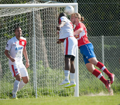 Assyriskas Jimmy Dixon och Höganäs Robin Hofsöi matchen i division 2 Västra Götaland mellan Höganäs BK och Assyriska BK i Höganäs 7 juni 2015.