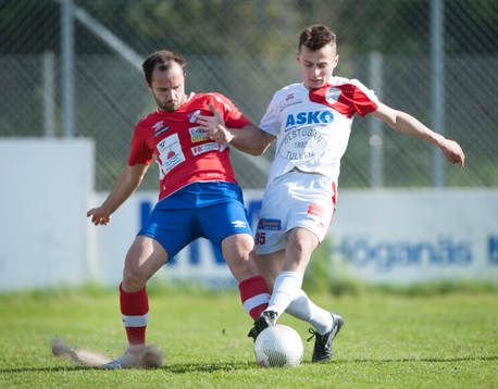 Höganäs Kastriot Sogajeva och Assyriskas Meriton Qoraj i matchen i division 2 Västra Götaland mellan Höganäs BK och Assyriska BK i Höganäs 7 juni 2015.