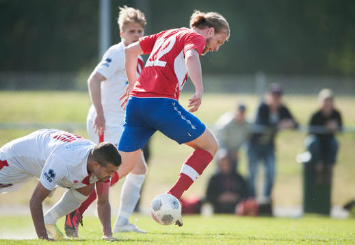 Assyriskas Johan Friberg och Höganäs Robin Hofsö i matchen i division 2 Västra Götaland mellan Höganäs BK och Assyriska BK i Höganäs 7 juni 2015.