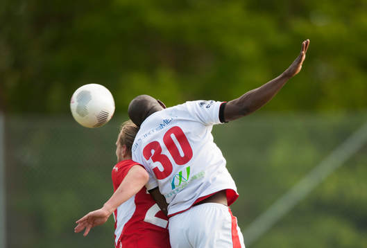 Höganäs Måns Carlsen och Assyriskas Jimmy Dixon i
