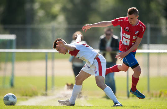 Assyriskas Meriton Qoraj dras i tröjan i matchen i division 2 Västra Götaland mellan Höganäs BK och Assyriska BK i Höganäs 7 juni 2015.