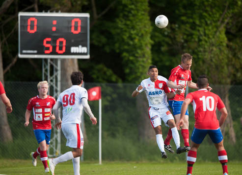  Duell vid matchuret, Höganäs Fredrik Svanbäck och Assyriskas Daniel Albano Neves i matchen i division 2 Västra Götaland mellan Höganäs BK och Assyriska BK i Höganäs 7 juni 2015.