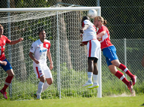 Assyriskas Jimmy Dixon och Höganäs Robin Hofsö i matchen i division 2 Västra Götaland mellan Höganäs BK och Assyriska BK i Höganäs 7 juni 2015.