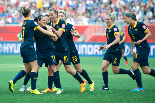 Australien jublar efter 1-1 av Lisa De Vanna