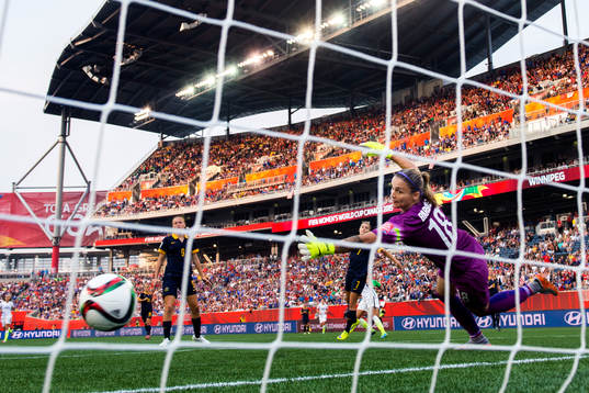 Australiens målvakt Melissa Barbieri ser bollen gå i mål