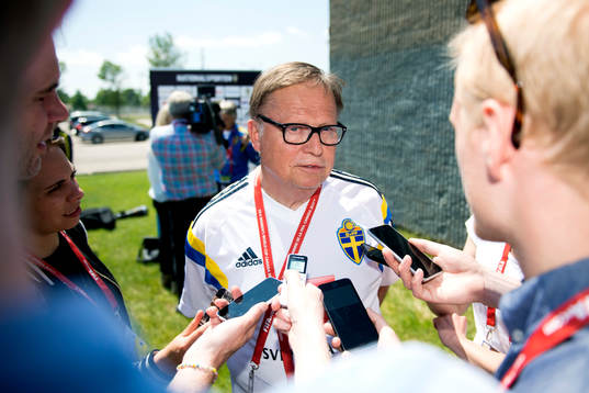Sveriges förbundskapten Pia Sundhage blir intervjuad