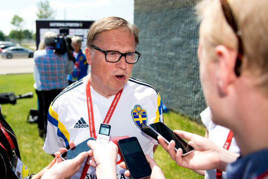 Sveriges förbundskapten Pia Sundhage blir intervjuad