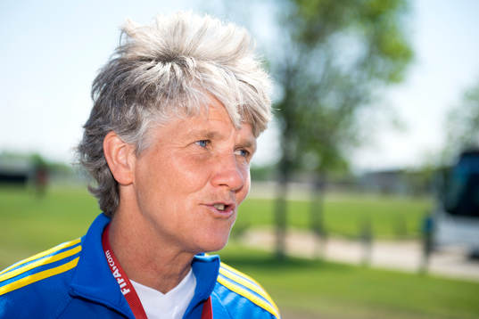 Sveriges förbundskapten Pia Sundhage blir intervjuad