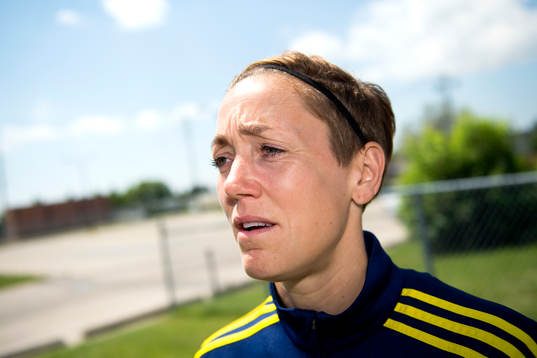 Sveriges förbundskapten Therese Sjögran blir intervjuad
