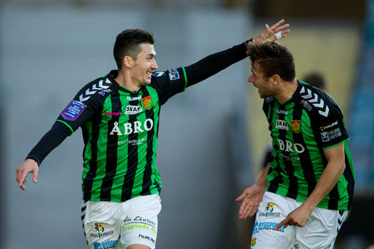 GAIS Petri Zhubi jublar ihop med Malkolm Moenza efter 4-2