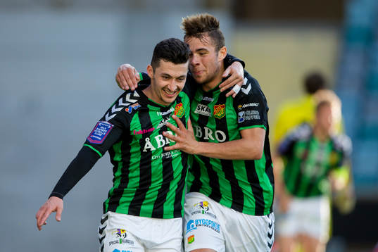 GAIS Petri Zhubi jublar ihop med Malkolm Moenza efter 4-2