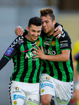 GAIS Petri Zhubi jublar ihop med Malkolm Moenza efter 4-2