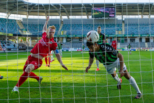Utsiktens Robin Jonsson missar att rensa undan bollen så