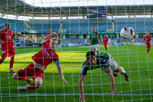 Utsiktens Robin Jonsson missar att rensa undan bollen så