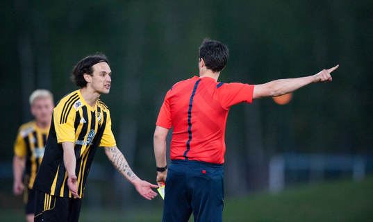 IFK Hässleholms Karim Al-Asi blev utvisad i slutminuten i DM-matchen mellan IFK Hässleholm och Prespa Birlik i Hässleholm 10 juni 2015.