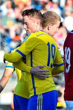 Sveriges Sam Larsson och Simon Gustafson jublar efter 2-2