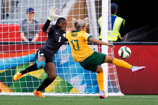 Nigerias målvakt Precious Dede mot Australiens Kyah Simon som gör 2-0