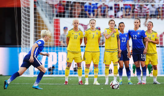 s Megan Rapione slår en frispark mot muren som består av
