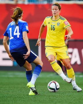 s Morgan Brian och Sveriges Lina Nilsson under fotbollsmatchen i VM mellan USA och Sverige den 12 juni 2015 i Winnipeg.