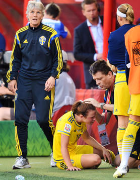 Sveriges förbundskapten Pia Sundhage ser på när Sveriges