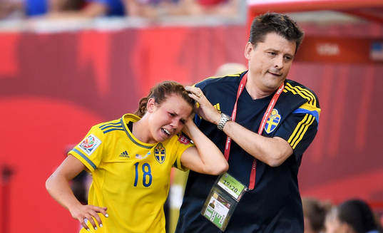 Sveriges Jessica Samuelsson får ett sår bandagerat av