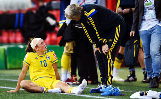 Sveriges Jessica Samuelsson pratar med förbundskapten Pia