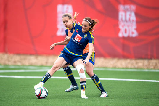 Sveriges Charlotte Rohlin i närkamp med Kosovare Asllani 