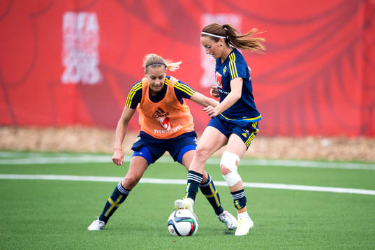 Sveriges Charlotte Rohlin i närkamp med Kosovare Asllani