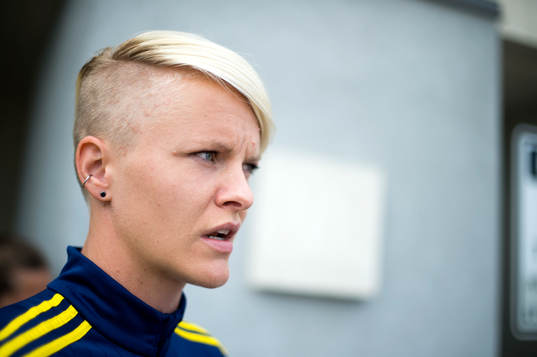 Sveriges Nilla Fischer blir intervjuad