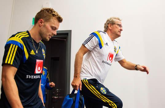 Sebastian Larsson och förbundskapten Erik Hamrén på väg in till en presskonferens