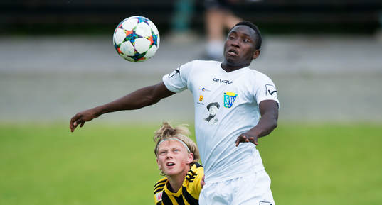 s Mamudu Moro tar ner bollen i matchen i division 2 mellan IFK Hässleholm och BW90 i Hässleholm 13 juni 2015.
