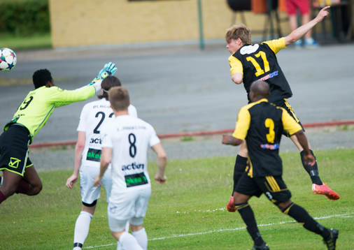 IFK Hässleholms Filip Ranmo nickar in 1-0 i matchen i division 2 mellan IFK Hässleholm och BW90 i Hässleholm 13 juni 2015.