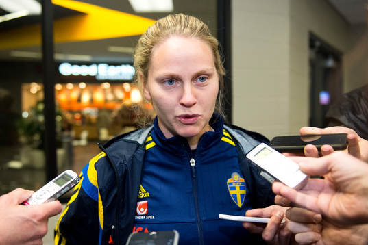 Sveriges Lisa Dahlkvist blir intervjuad