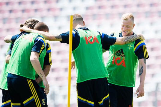 Sveriges Alexander Milosevic, Abdul Khalili och John Guidetti jublar