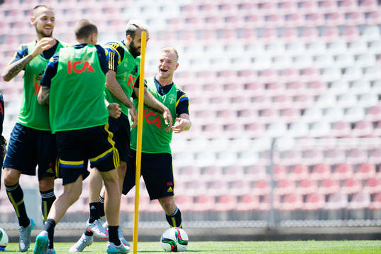 Sveriges Alexander Milosevic, Abdul Khalili och John Guidetti jublar