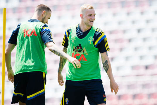 Sveriges Alexander Milosevic och John Guidetti jublar