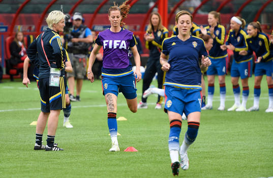 Sveriges Lotta Schelin och Therese Sjögran värmer upp