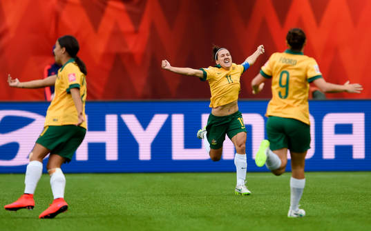 Australiens Alanna Kennedy, Lisa De Vanna och Caitlin Foord jublar efter 1-0