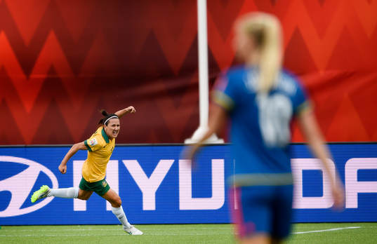 Australiens Lisa De Vanna jublar efter att ha gjort 1-0