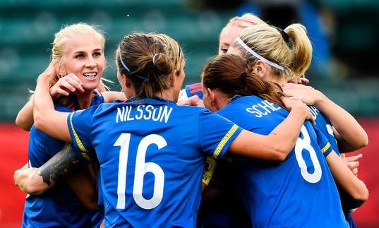 Sveriges Sofia Jakobsson har gjort 1-1 och jublar med