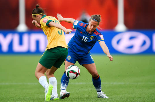 Australiens Caitlin Foord och Sveriges Lina Nilsson