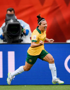 Australiens Lisa De Vanna jublar efter att ha gjort 1-0