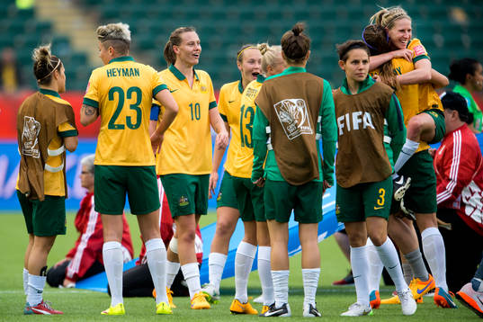 Australiens Emily van Egmond jublar med laget