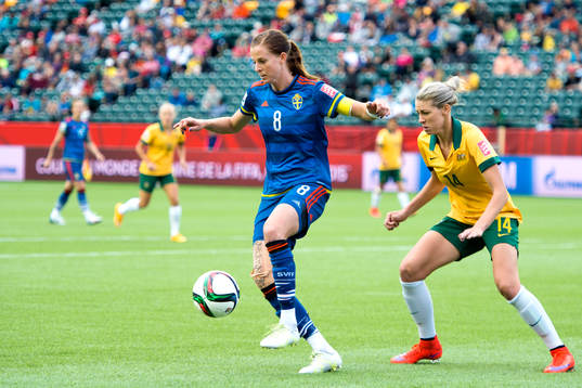 Sveriges Lotta Schelin och Australiens Alanna Kennedy