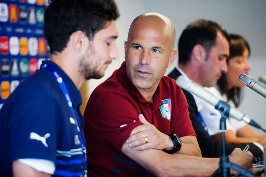 Italiens Matteo Bianchetti och förbundskapten Luigi Di Biagio deltar i en presskonferens
