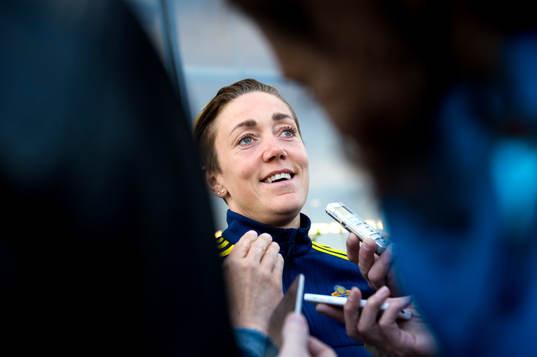 Sveriges Therese Sjögran blir intervjuad